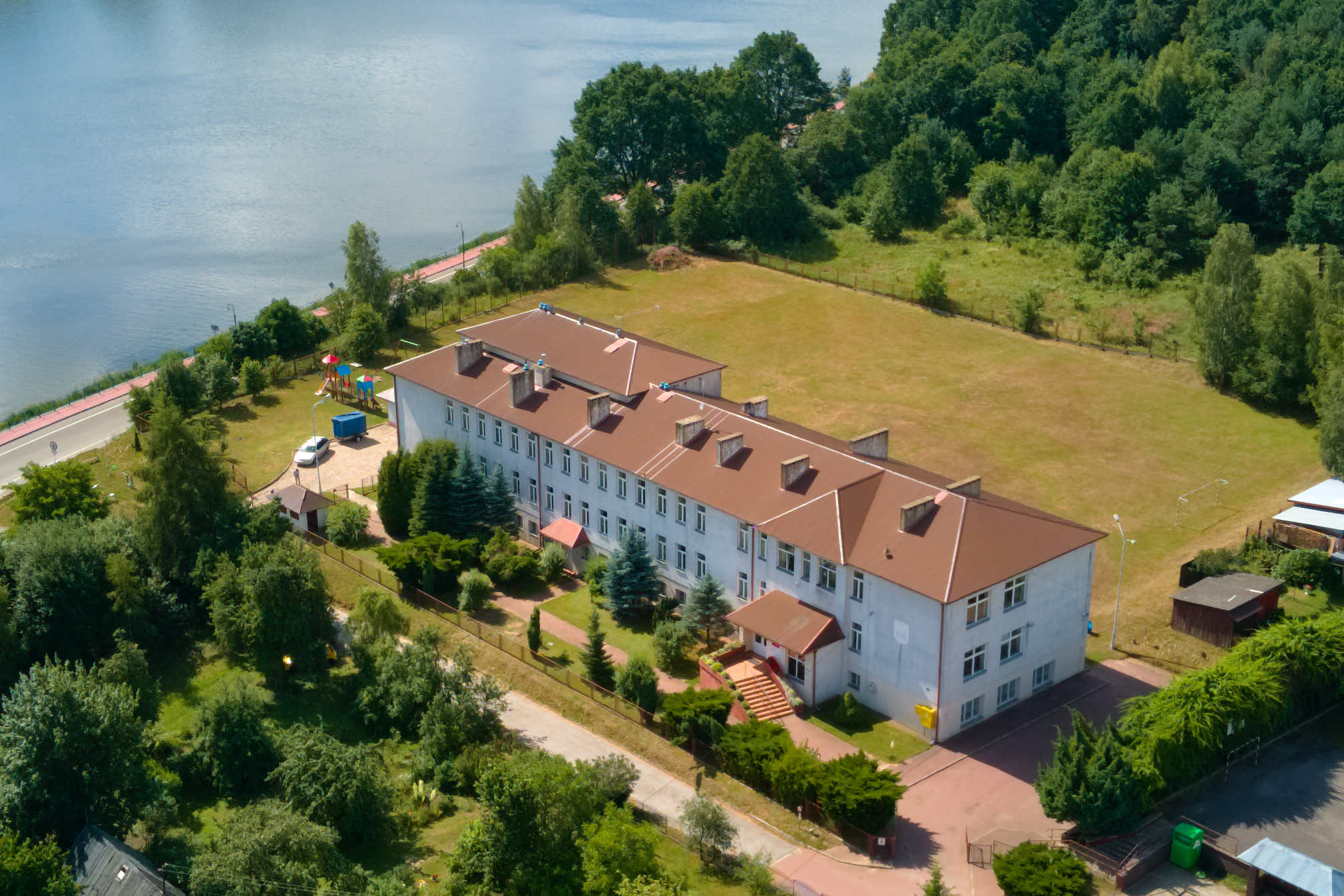 Zdjęcie z&nbsp;drona budynku Zespołu Szkolno-Przedszkolnego w&nbsp;Rudzie. Gmina Brody uzyskała 40 tysięcy dofinansowania na&nbsp;wymianę urządzeń gastronomicznych w&nbsp;Zespole Szkolno-Przedszkolnym w&nbsp;Rudzie! Z tego sprzętu korzystają także inne szkoły i&nbsp;przedszkola i&nbsp;punkty dziennego opiekuna dla małych dzieci. Trafiają tam bowiem obiady ze szkoły w&nbsp;Rudzie.  Środki pochodzą z&nbsp;rządowego programu &bdquo;Posiłek w&nbsp;szkole i&nbsp;w domu&rdquo;. Z tego programu korzysta także Gminny Ośrodek Pomocy Społecznej w&nbsp;Brodach - dofinansowanie do obiad&oacute;w os&oacute;b zakwalifikowanych.