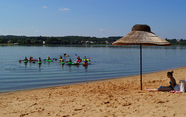 Centrum Turystyczne nad Zalewem Brodzkim - plaża z parasolami, leżakami i żywymi palmami 3