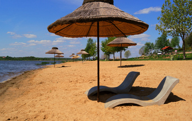 Centrum Turystyczne nad Zalewem Brodzkim - plaża z parasolami, leżakami i żywymi palmami 11
