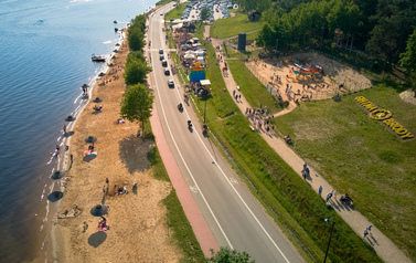 Centrum Turystyczne nad Zalewem Brodzkim - plaża z parasolami, leżakami i żywymi palmami 13