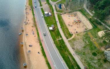 Centrum Turystyczne nad Zalewem Brodzkim - plaża z parasolami, leżakami i żywymi palmami 22