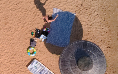 Centrum Turystyczne nad Zalewem Brodzkim - plaża z parasolami, leżakami i żywymi palmami 24