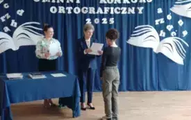 uczniowie szk&oacute;ł podstawowych z terenu gminy Brody, spotkali się w murach Szkoły Podstawowej w Brodach, by walczyć o tytuł Gminnego Mistrza Ortografii.  8