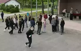 Młodzieżowa gra terenowa &quot;Odkrywamy tajemnice gminy Brody&quot; w 2025 r. Rywalizacja i dobra zabawa młodzieży z gminy Brody (świętokrzyskie). Uczestnicy musieli wykazać się wiedzą o gminie Brody ale także 1