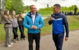Młodzieżowa gra terenowa &quot;Odkrywamy tajemnice gminy Brody&quot; w 2025 r. Rywalizacja i dobra zabawa młodzieży z gminy Brody (świętokrzyskie). Uczestnicy musieli wykazać się wiedzą o gminie Brody ale także 19