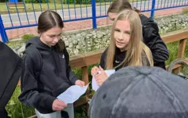 Młodzieżowa gra terenowa &quot;Odkrywamy tajemnice gminy Brody&quot; w 2025 r. Rywalizacja i dobra zabawa młodzieży z gminy Brody (świętokrzyskie). Uczestnicy musieli wykazać się wiedzą o gminie Brody ale także 37