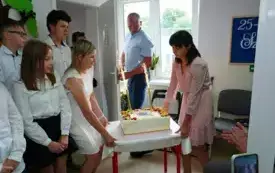 Rodzinna szkoła ma 25 lat! W dniu zakończenia roku szkolnego, odbył się jubileusz Publicznej Szkoły Podstawowej w Rudniku.  Uczniowie śpiewali piosenki a w formie poetyckiej składali podstaw&oacute;wce życze 1