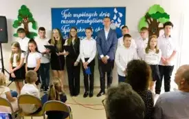 Rodzinna szkoła ma 25 lat! W dniu zakończenia roku szkolnego, odbył się jubileusz Publicznej Szkoły Podstawowej w Rudniku.  Uczniowie śpiewali piosenki a w formie poetyckiej składali podstaw&oacute;wce życze 5
