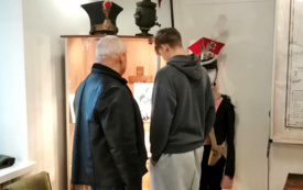 Młodzież w roli powstańc&oacute;w Co to są szarpie, jak trzymać szablę, kim jest felczerka - dowiedziała się o tym młodzież podczas żywej lekcji historii w Izbie Tradycji i Dziedzictwa Kulturowego w Brodach. 2