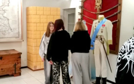 Młodzież w roli powstańc&oacute;w Co to są szarpie, jak trzymać szablę, kim jest felczerka - dowiedziała się o tym młodzież podczas żywej lekcji historii w Izbie Tradycji i Dziedzictwa Kulturowego w Brodach. 3