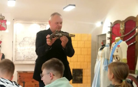Młodzież w roli powstańc&oacute;w Co to są szarpie, jak trzymać szablę, kim jest felczerka - dowiedziała się o tym młodzież podczas żywej lekcji historii w Izbie Tradycji i Dziedzictwa Kulturowego w Brodach. 6