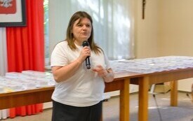Po raz drugi, grupa senior&oacute;w z&nbsp;gminy Brody, bezpłatnie otrzymała opaski, kt&oacute;re mogą ratować życie. 76 os&oacute;b, skorzystało z&nbsp;urządzeń telemedycznych. Ich zadaniem jest stały monitoring parametr&oacute;w zdrowia 1