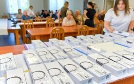 Po raz drugi, grupa senior&oacute;w z&nbsp;gminy Brody, bezpłatnie otrzymała opaski, kt&oacute;re mogą ratować życie. 76 os&oacute;b, skorzystało z&nbsp;urządzeń telemedycznych. Ich zadaniem jest stały monitoring parametr&oacute;w zdrowia 2