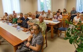 Po raz drugi, grupa senior&oacute;w z&nbsp;gminy Brody, bezpłatnie otrzymała opaski, kt&oacute;re mogą ratować życie. 76 os&oacute;b, skorzystało z&nbsp;urządzeń telemedycznych. Ich zadaniem jest stały monitoring parametr&oacute;w zdrowia 5