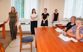 Po raz drugi, grupa senior&oacute;w z&nbsp;gminy Brody, bezpłatnie otrzymała opaski, kt&oacute;re mogą ratować życie. 76 os&oacute;b, skorzystało z&nbsp;urządzeń telemedycznych. Ich zadaniem jest stały monitoring parametr&oacute;w zdrowia 6