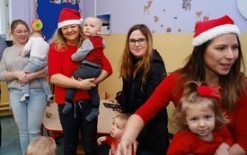 Mikołaj wśr&oacute;d najmłodszych (przredszkola, oddziały przedszkolne, punkty dziennej opieki) 43