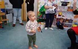 Mikołaj wśr&oacute;d najmłodszych (przredszkola, oddziały przedszkolne, punkty dziennej opieki) 45