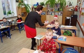 Mikołaj wśr&oacute;d najmłodszych (przredszkola, oddziały przedszkolne, punkty dziennej opieki) 46