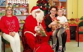 Mikołaj wśr&oacute;d najmłodszych (przredszkola, oddziały przedszkolne, punkty dziennej opieki) 51