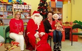 Mikołaj wśr&oacute;d najmłodszych (przredszkola, oddziały przedszkolne, punkty dziennej opieki) 87