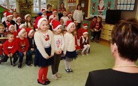 Mikołaj wśr&oacute;d najmłodszych (przredszkola, oddziały przedszkolne, punkty dziennej opieki) 90