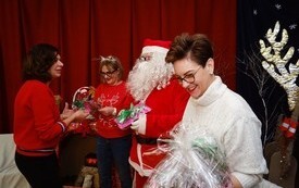 Mikołaj wśr&oacute;d najmłodszych (przredszkola, oddziały przedszkolne, punkty dziennej opieki) 95