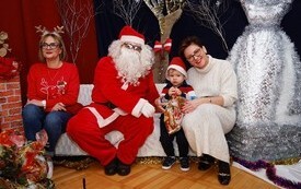 Mikołaj wśr&oacute;d najmłodszych (przredszkola, oddziały przedszkolne, punkty dziennej opieki) 105