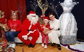 Mikołaj wśr&oacute;d najmłodszych (przredszkola, oddziały przedszkolne, punkty dziennej opieki) 110