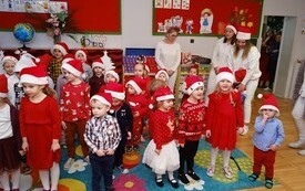 Mikołaj wśr&oacute;d najmłodszych (przredszkola, oddziały przedszkolne, punkty dziennej opieki) 125