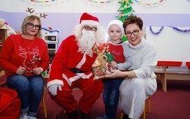 Mikołaj wśr&oacute;d najmłodszych (przredszkola, oddziały przedszkolne, punkty dziennej opieki) 138