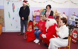 Mikołaj wśr&oacute;d najmłodszych (przredszkola, oddziały przedszkolne, punkty dziennej opieki) 140