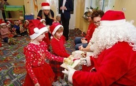 Mikołaj wśr&oacute;d najmłodszych (przredszkola, oddziały przedszkolne, punkty dziennej opieki) 147