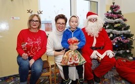 Mikołaj wśr&oacute;d najmłodszych (przredszkola, oddziały przedszkolne, punkty dziennej opieki) 148