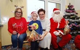 Mikołaj wśr&oacute;d najmłodszych (przredszkola, oddziały przedszkolne, punkty dziennej opieki) 151