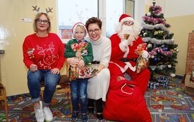 Mikołaj wśr&oacute;d najmłodszych (przredszkola, oddziały przedszkolne, punkty dziennej opieki) 152