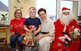 Mikołaj wśr&oacute;d najmłodszych (przredszkola, oddziały przedszkolne, punkty dziennej opieki) 160