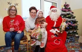 Mikołaj wśr&oacute;d najmłodszych (przredszkola, oddziały przedszkolne, punkty dziennej opieki) 175