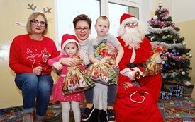 Mikołaj wśr&oacute;d najmłodszych (przredszkola, oddziały przedszkolne, punkty dziennej opieki) 176