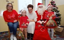 Mikołaj wśr&oacute;d najmłodszych (przredszkola, oddziały przedszkolne, punkty dziennej opieki) 180