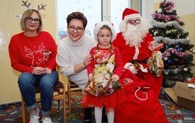 Mikołaj wśr&oacute;d najmłodszych (przredszkola, oddziały przedszkolne, punkty dziennej opieki) 189