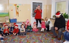 Mikołaj wśr&oacute;d najmłodszych (przredszkola, oddziały przedszkolne, punkty dziennej opieki) 193