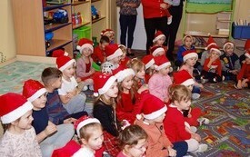 Mikołaj wśr&oacute;d najmłodszych (przredszkola, oddziały przedszkolne, punkty dziennej opieki) 195