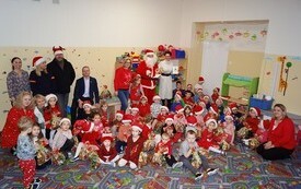 Mikołaj wśr&oacute;d najmłodszych (przredszkola, oddziały przedszkolne, punkty dziennej opieki) 200