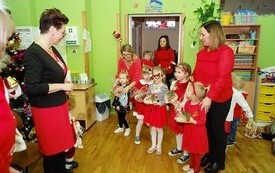 Mikołaj wśr&oacute;d najmłodszych (przredszkola, oddziały przedszkolne, punkty dziennej opieki) 203