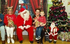 Mikołaj wśr&oacute;d najmłodszych (przredszkola, oddziały przedszkolne, punkty dziennej opieki) 218