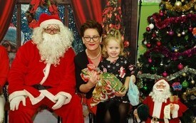 Mikołaj wśr&oacute;d najmłodszych (przredszkola, oddziały przedszkolne, punkty dziennej opieki) 220