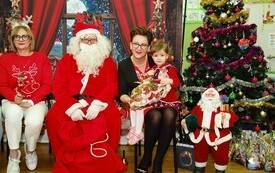 Mikołaj wśr&oacute;d najmłodszych (przredszkola, oddziały przedszkolne, punkty dziennej opieki) 233