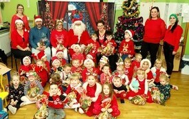Mikołaj wśr&oacute;d najmłodszych (przredszkola, oddziały przedszkolne, punkty dziennej opieki) 238
