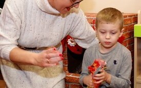 Mikołaj wśr&oacute;d najmłodszych (przredszkola, oddziały przedszkolne, punkty dziennej opieki) 239