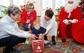 Mikołaj wśr&oacute;d najmłodszych (przredszkola, oddziały przedszkolne, punkty dziennej opieki) 240